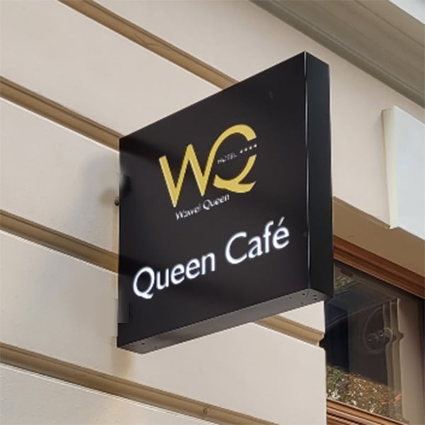 kaseton dibond dwustronny Queen Cafe