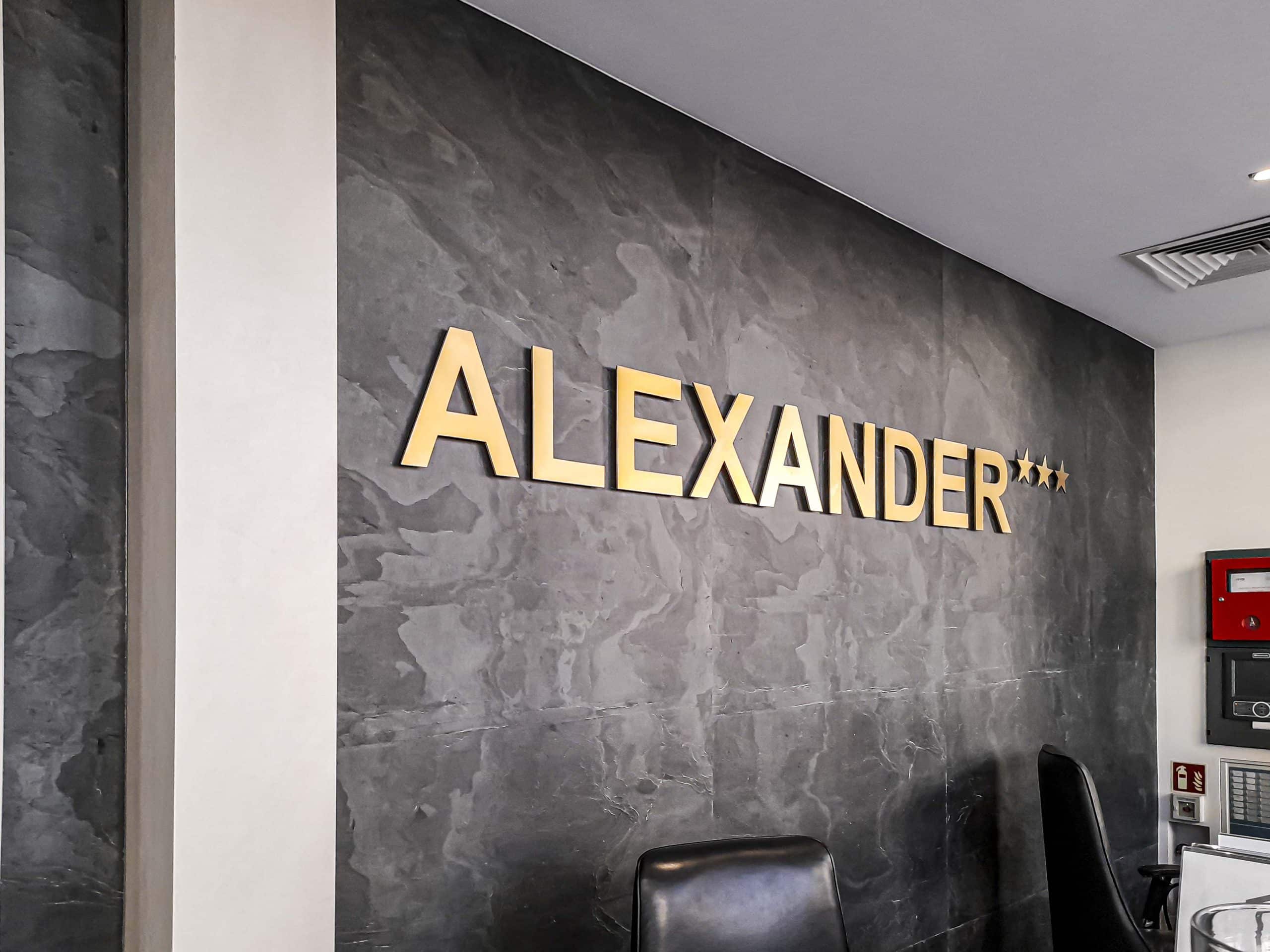 oznakowanie hotelu logo hotelu alexander